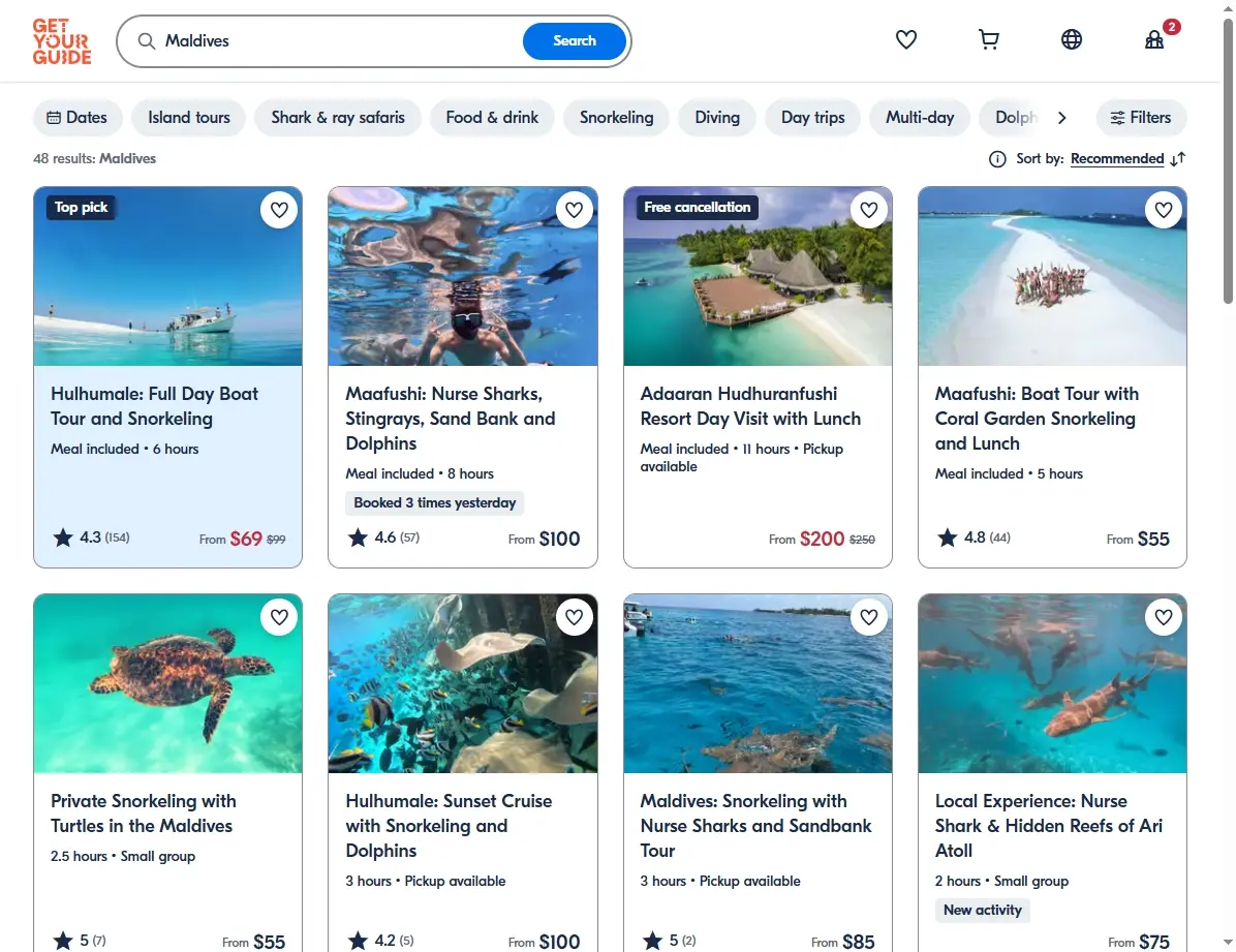Pärchen schnorchelt mit bunten Fischen im klaren Wasser der Malediven.