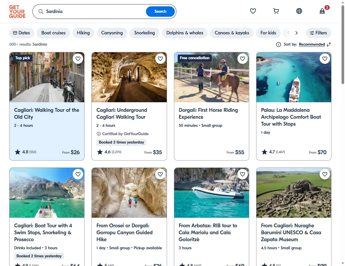 Screenshot einer Buchungsseite mit Aktivitäten in Sardinien wie Bootstouren und Wanderungen